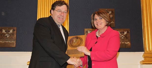 Dr. Siobhan O’Halloran, HSE Nursing Services Director receives the award for “Medical Product Prescribing from An Taoiseach, Mr. Brian Cowen, T.D.